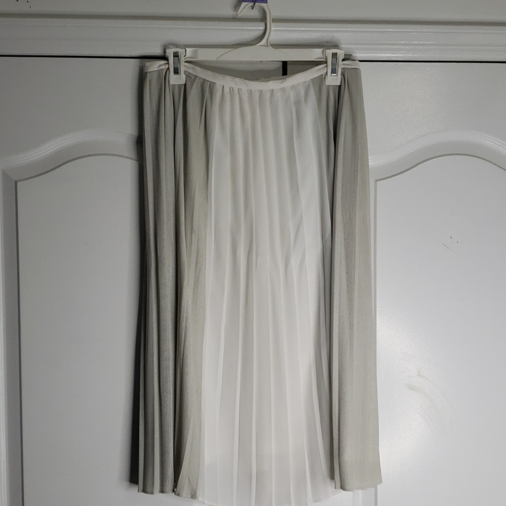 Mini pleaded white skirt